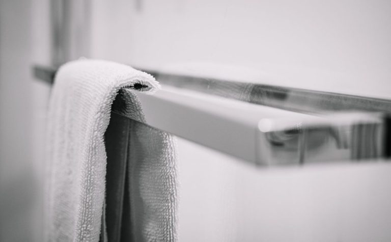 Sèche-serviettes : comparatif des enseignes de bricolage au meilleur rapport qualité-prix (Bricomarché, Leroy Merlin, Castorama)
